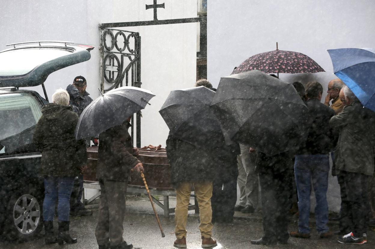 Llegada del féretro de Jorge Aquilino Llamedo al cementerio municipal de Tremañes . 