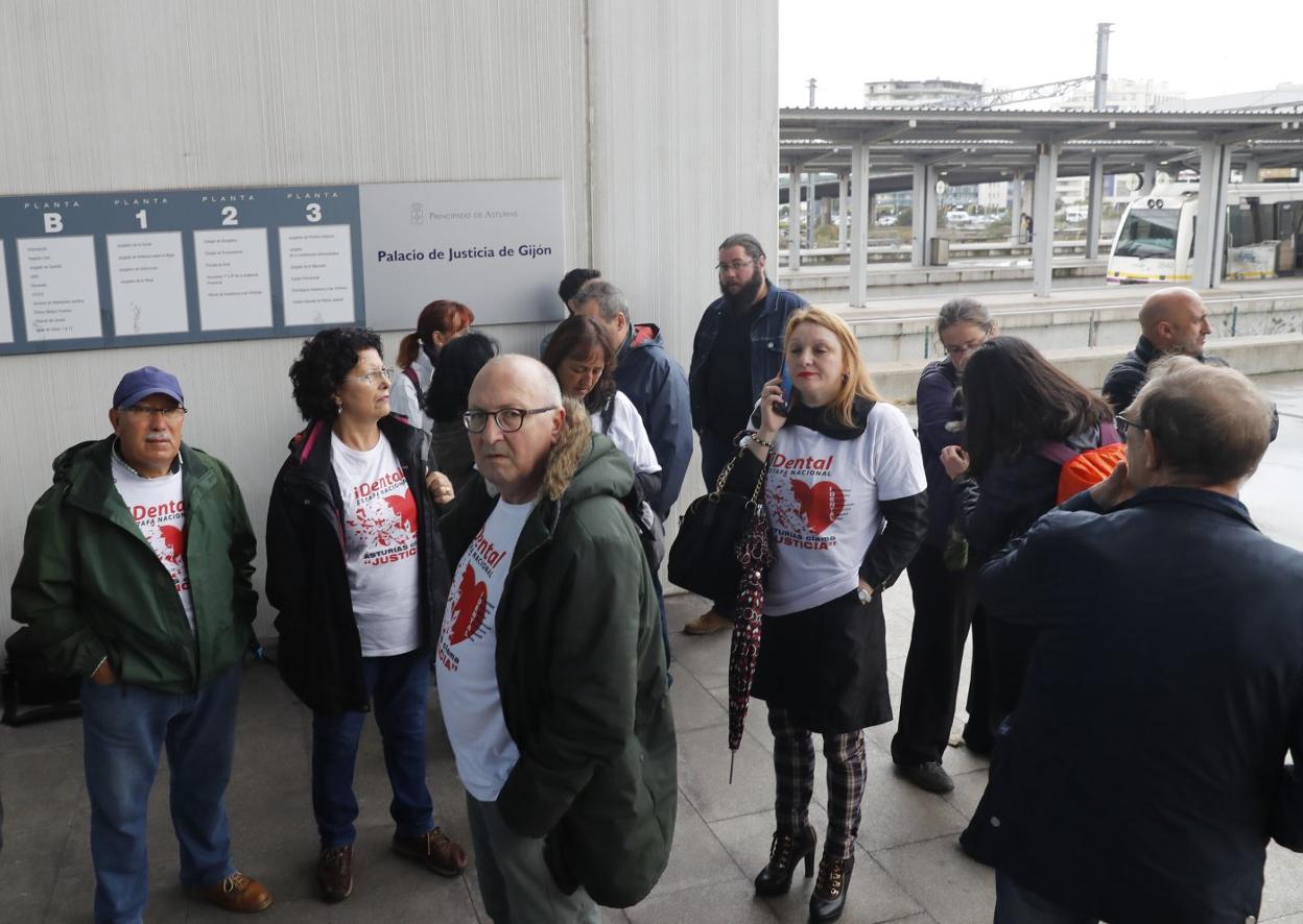 Afectados de iDental, a las puertas del juzgado. 