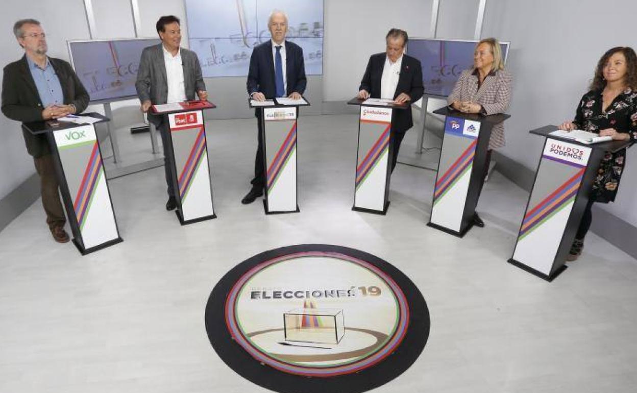 De izquierda a derecha: Francisco Benavente, Francisco Blanco, Juan Neira (moderador), Nicanor García, Mercedes Fernández y Mar García. 