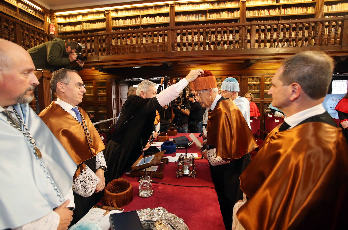 El historiador inglés Peter Burke y el ingeniero ruso Gregory Ludkovsky han sido distinguidos este miercoles en un acto solemne celebrado en la biblioteca del Edificio Histórico, que contó con la asistencia de más de 200 personas.