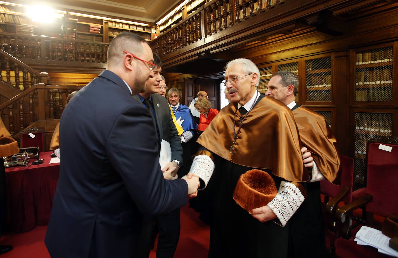 El historiador inglés Peter Burke y el ingeniero ruso Gregory Ludkovsky han sido distinguidos este miercoles en un acto solemne celebrado en la biblioteca del Edificio Histórico, que contó con la asistencia de más de 200 personas.
