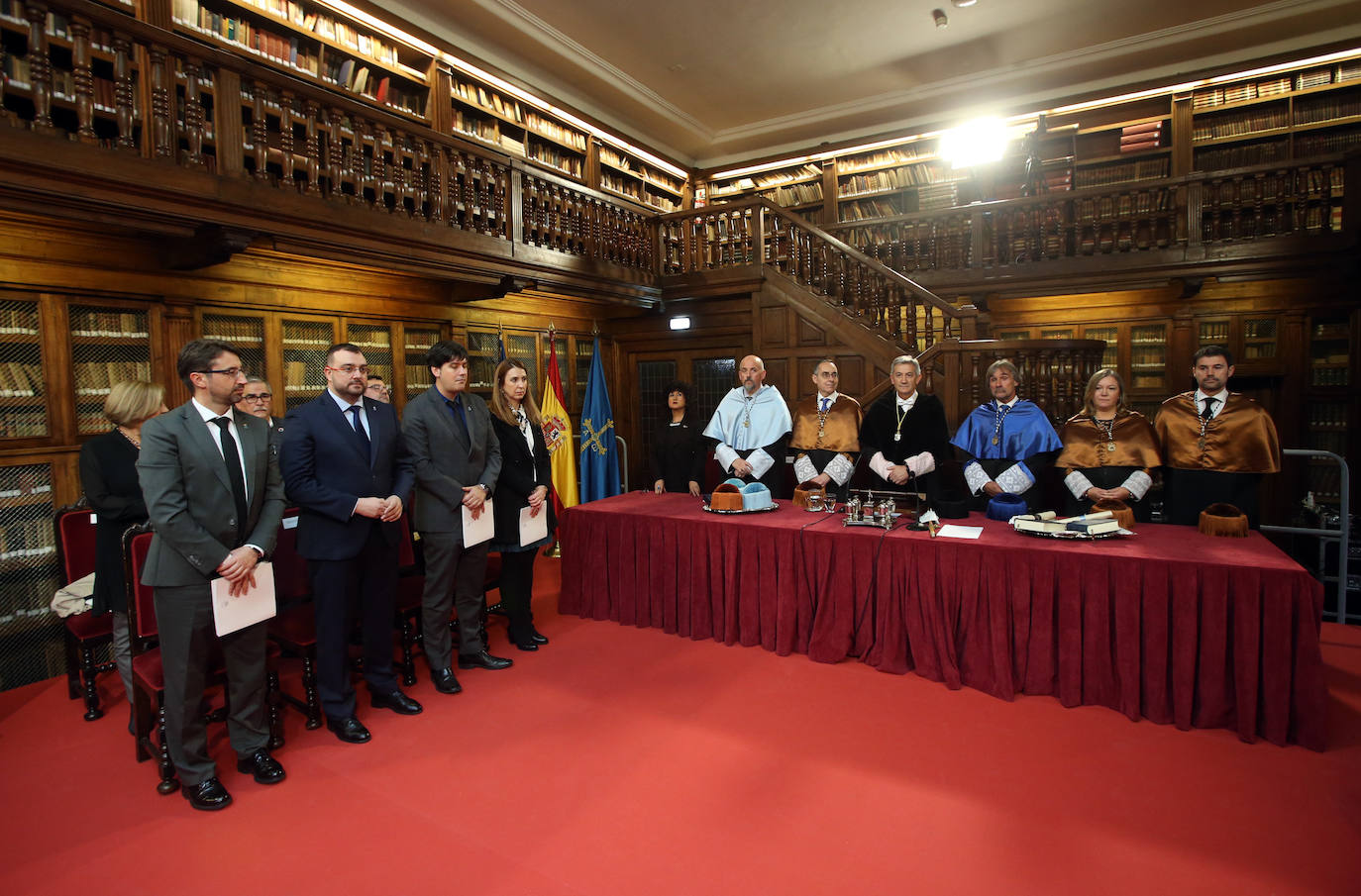 El historiador inglés Peter Burke y el ingeniero ruso Gregory Ludkovsky han sido distinguidos este miercoles en un acto solemne celebrado en la biblioteca del Edificio Histórico, que contó con la asistencia de más de 200 personas.