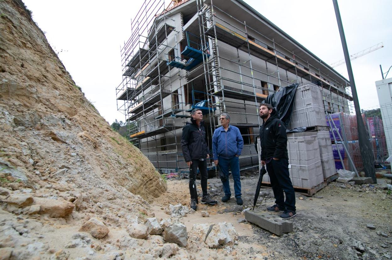 Victor Fernández y Rafael Palacios visitaron las obras donde se encuentra el talud. 