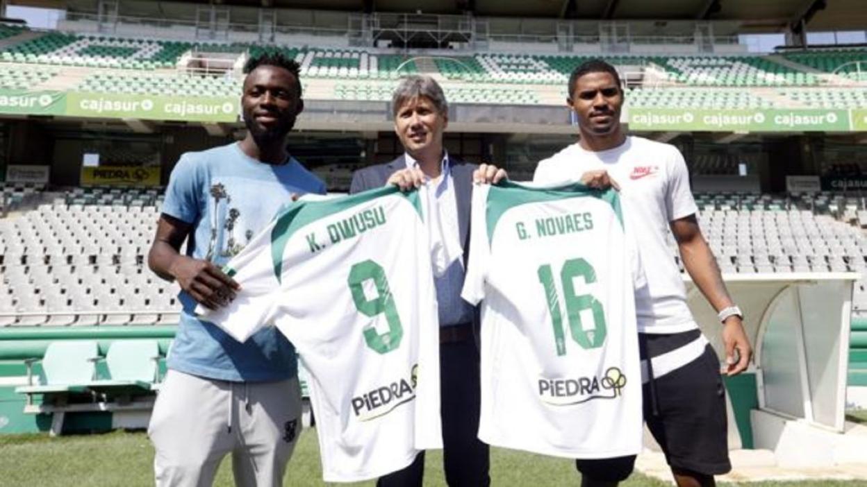 Alfonso Serrano, el pasado verano, durante la presentación en el Córdoba de Owusu (exazul) y Novaes. 