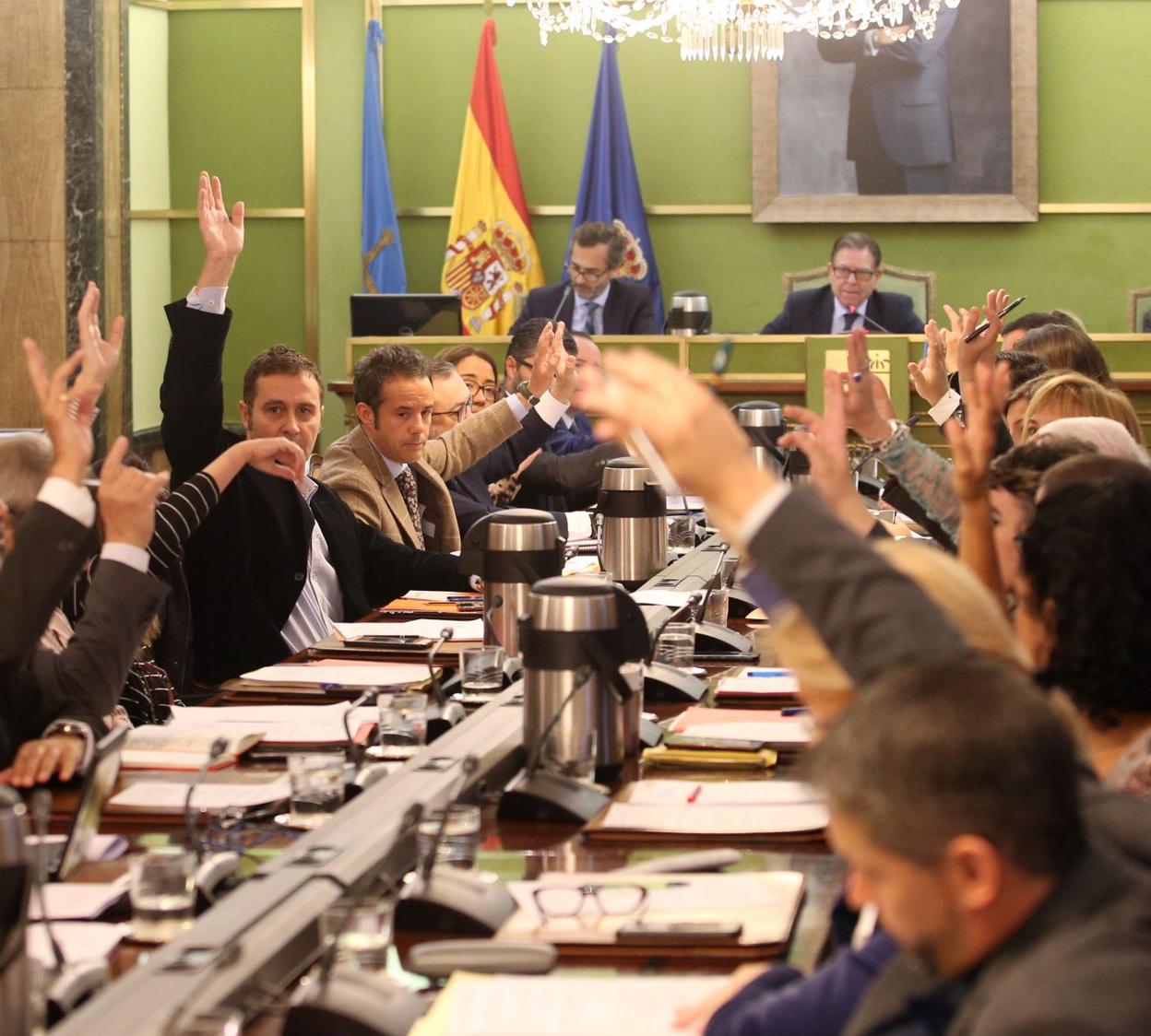 Nacho Cuesta, junto a José Luis Costillas, en una de las votaciones del Pleno. 