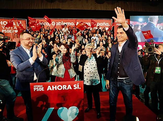 Pedro Sánchez saluda al público en el Recinto Ferial Luis Adaro ante la presencia de Adrián Barbón, Adriana Lastra y Ana González. 