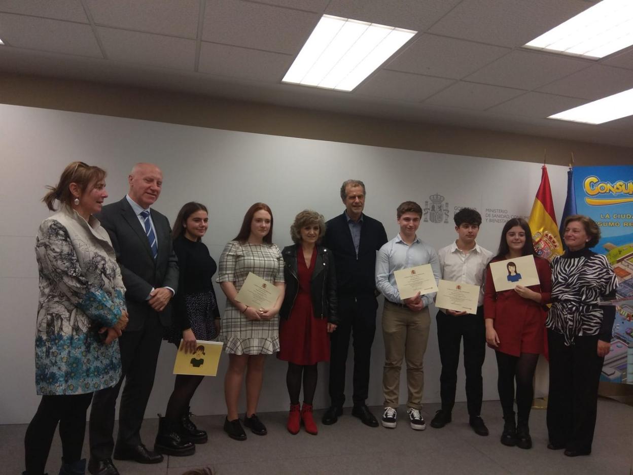 Los estudiantes y las profesoras ayer en Madrid, junto a los representantes políticos. 
