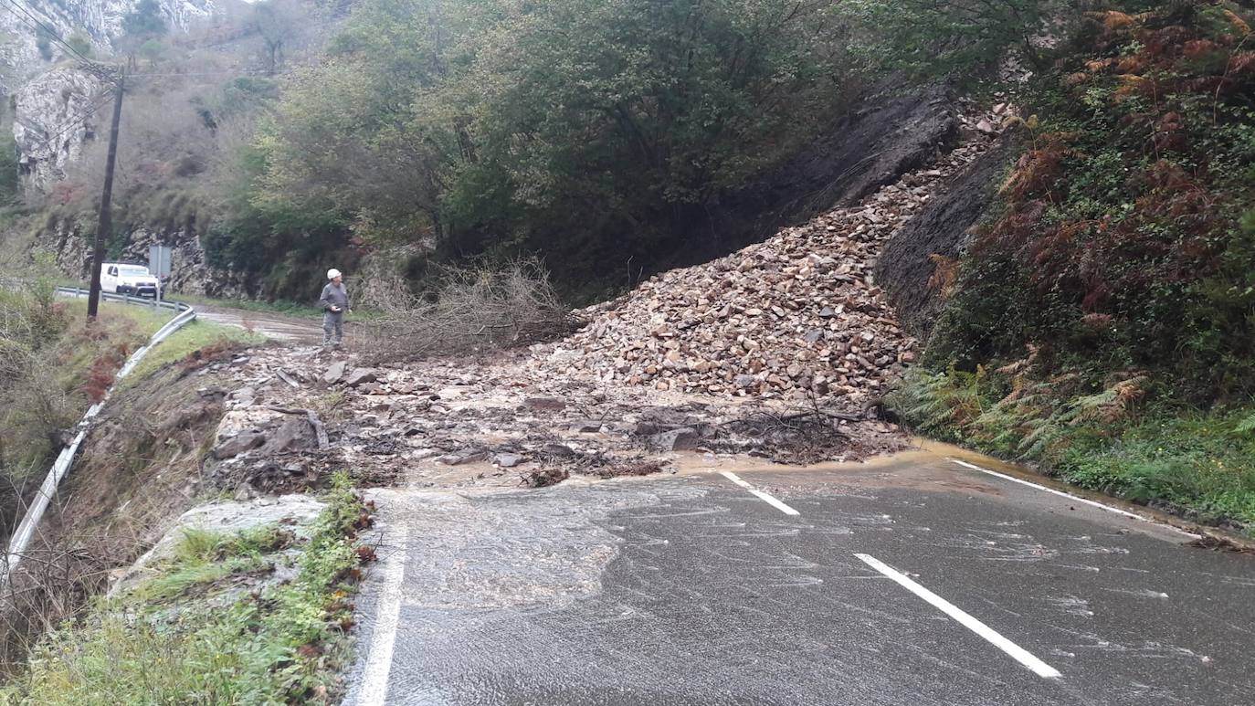 Cortada la carretera de Sotres por un argayo