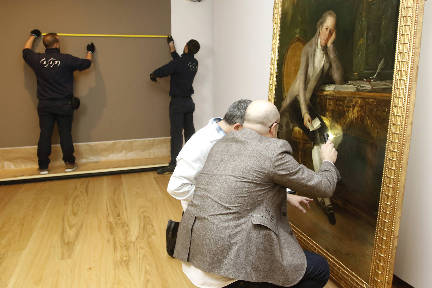 La sala principal de la primera planta de la Casa Natal de Jovellanos, en Cimavilla, acoge desde este jueves y durante un mes aproximadamente el óleo