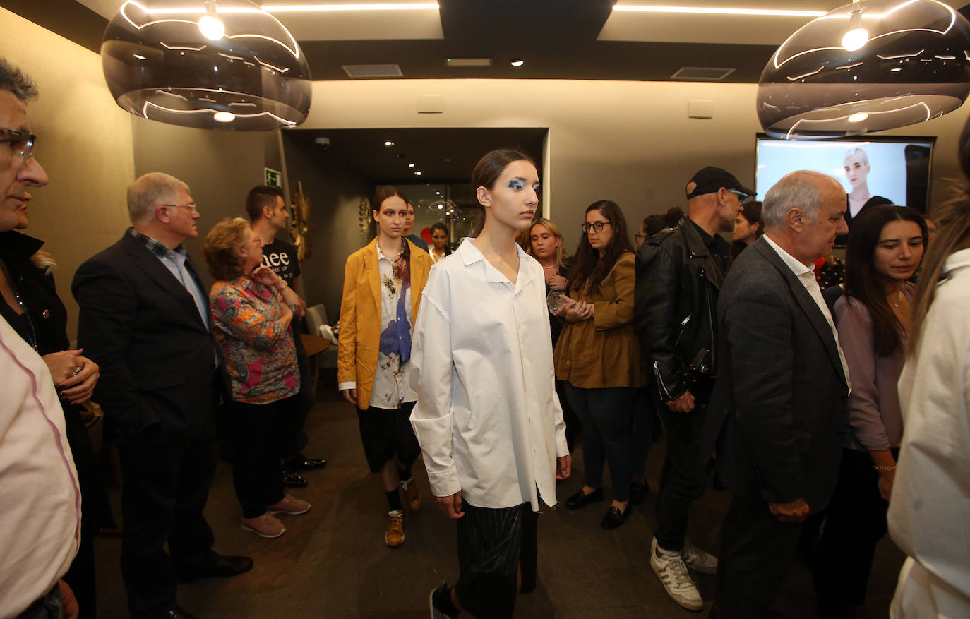 Minimalismo, diseñor en clave oversize, colores neutros e inspiración parisina. Así han sido los diseños de la joven diseñadora Beatriz de Blass en el adelanto de la Pasarela Campoamor. ElVerso, por su parte, triunfa con blusas capaces de vestir y de realzar la esencia de una mujer elegante y sencillas. Josechu Santana presentó tres modelos de bodas con María.