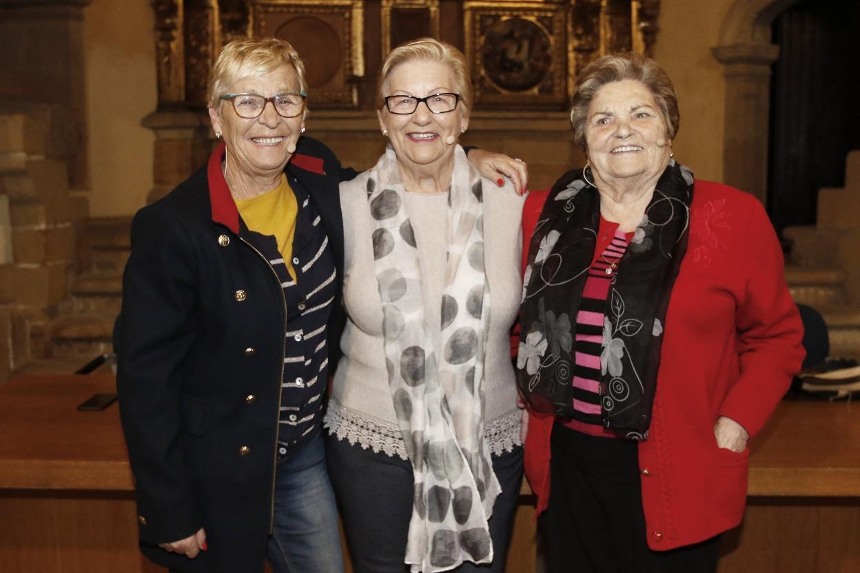 Rita Rendueles, Aurora Sánchez y Ana 'La Polesa', durante el encuentro celebrado en la Colegiata de San Juan Bautista. 