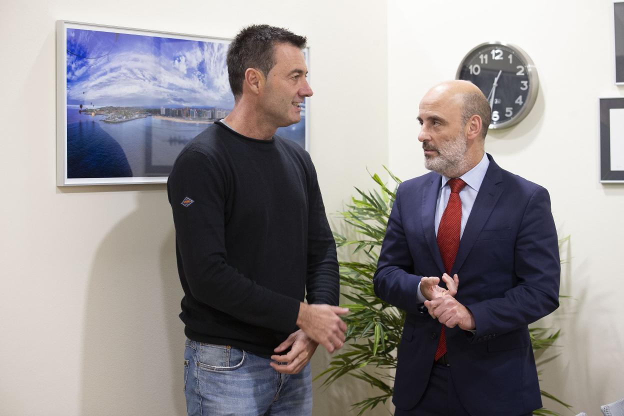 José Antonio Prieto y Antonio Corripio, reunidos en Gijón. 