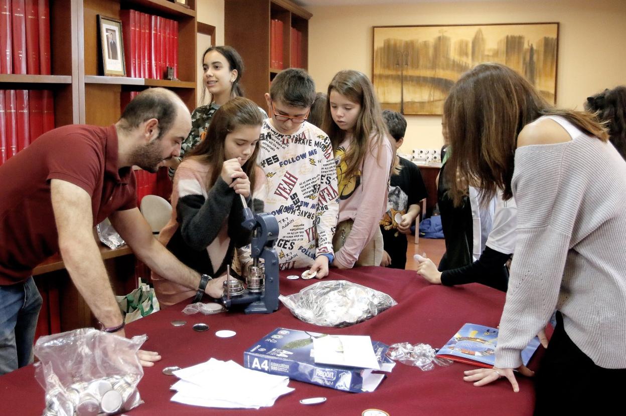 Taller de Futuro en Femenino en la hemeroteca de EL COMERCIO en Gijón