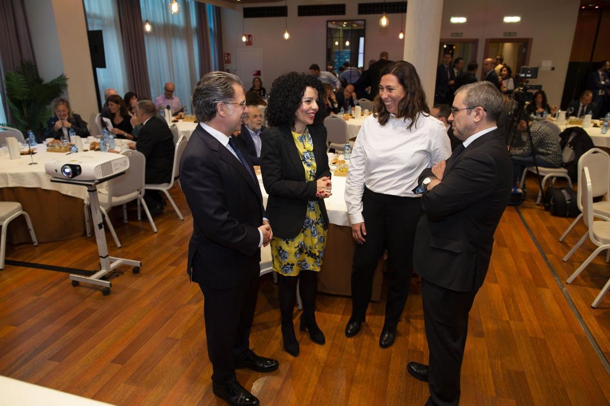 Alfredo Fernández Santos, Inmaculada Domínguez, Sonia Bosch y Marcelino Gutiérrez, momentos antes de la mesa redonda. 