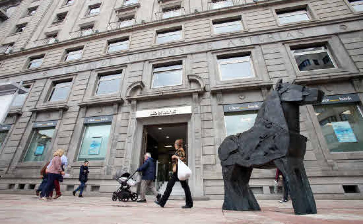Oficina central de Liberbank en La Escandalera. 
