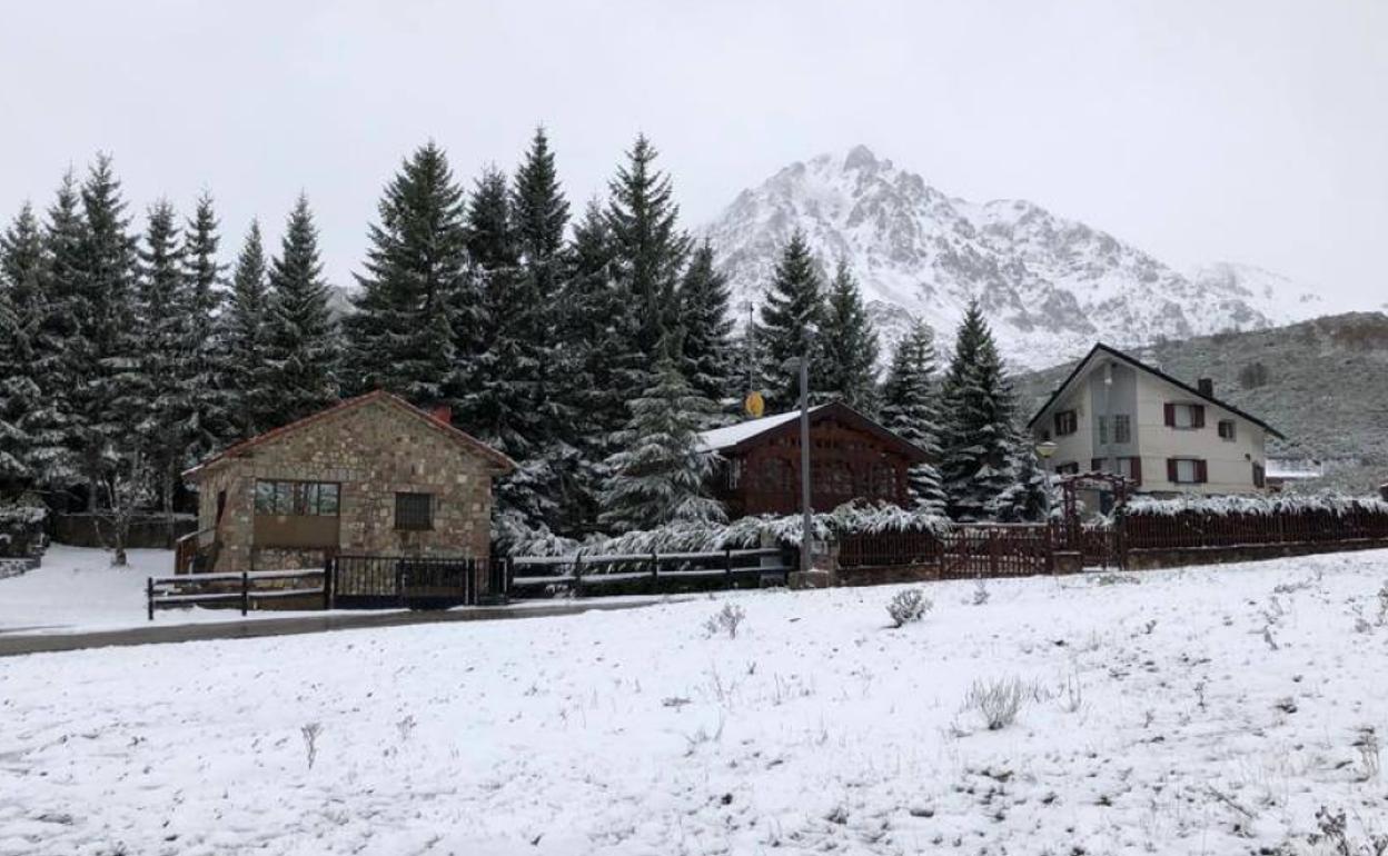 Nieve caída en La Raya, San Isidro, esta mañana