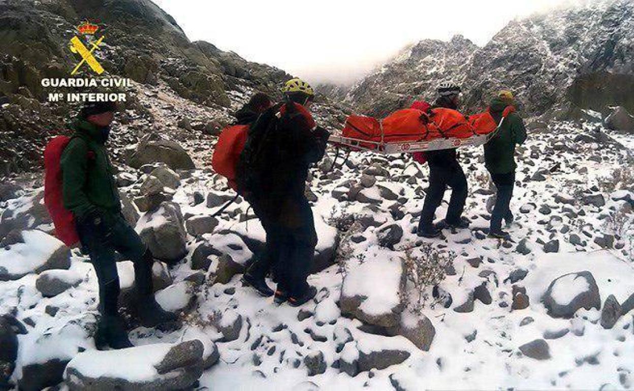 La Guardia Civil rescata el cuerpo sin vida del montañero muerto en la Sierra de Gredos