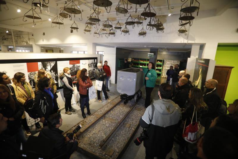 Participantes de la Feria de Turismo Minero durante la visita las instalaciones del pozo sotón en San Martín del Rey Aurelio 