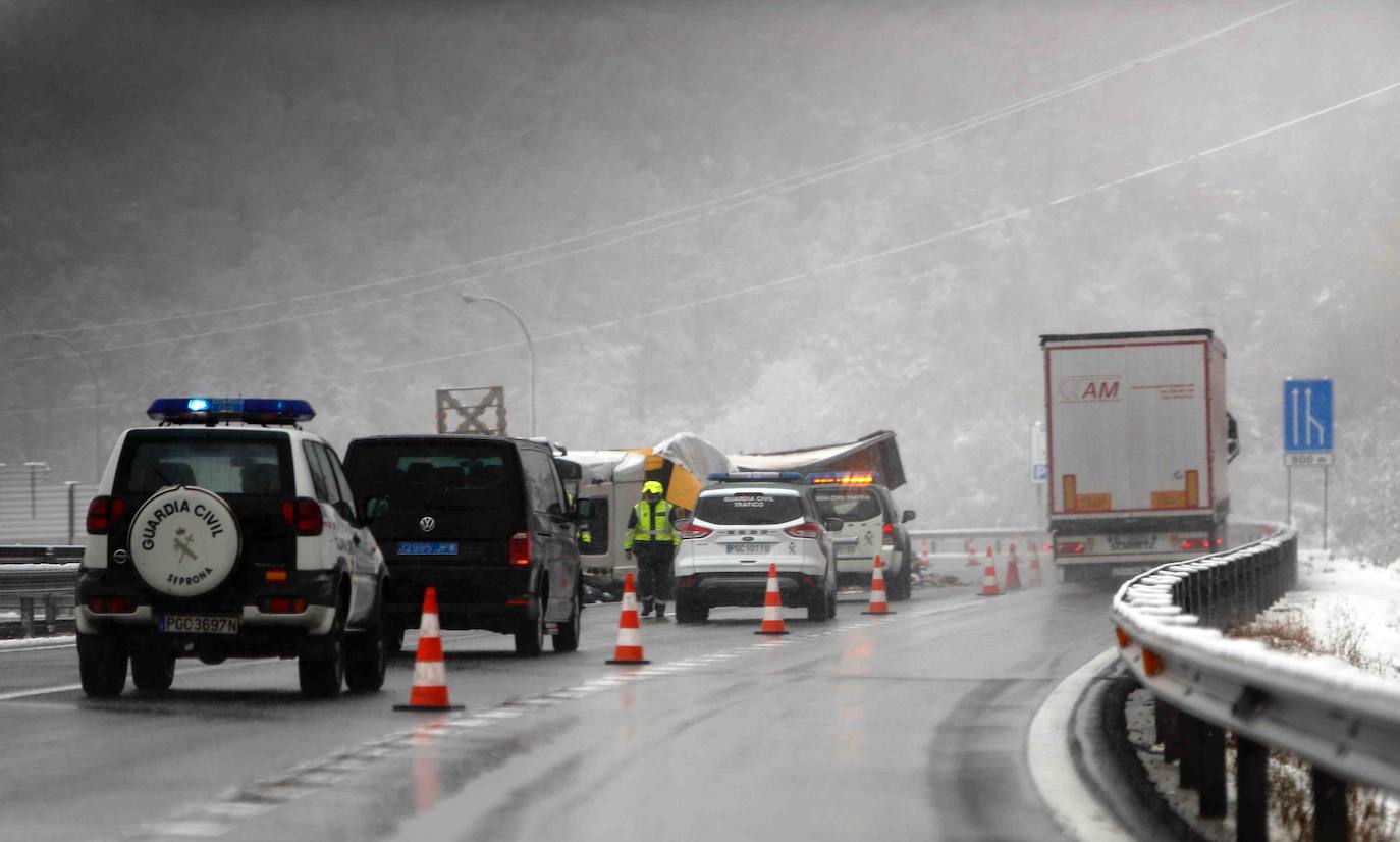 Tras el accidente mortal, la circulación en sentido Asturias, según informó, Aucalsa, quedaba restablecida en torno a las 8 horas, mientras que la calzada en sentido León quedaba totalmente expedita a las nueve menos cinco de la mañana