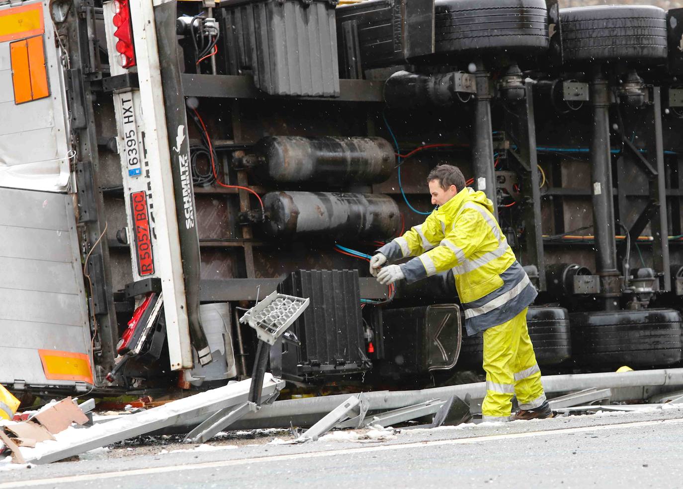 Tras el accidente mortal, la circulación en sentido Asturias, según informó, Aucalsa, quedaba restablecida en torno a las 8 horas, mientras que la calzada en sentido León quedaba totalmente expedita a las nueve menos cinco de la mañana