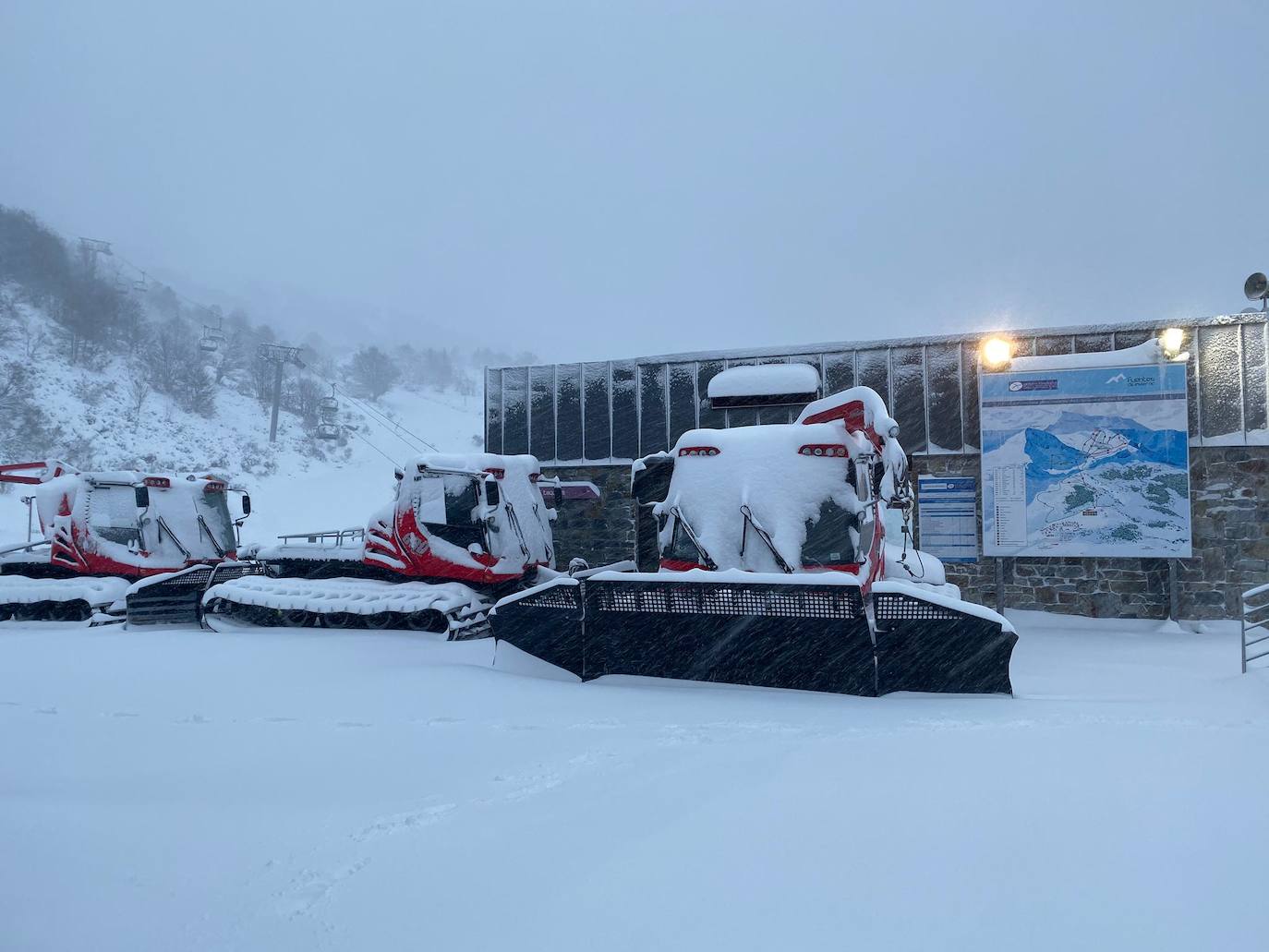 Fotos: La nieve ya cubre las pistas asturianas