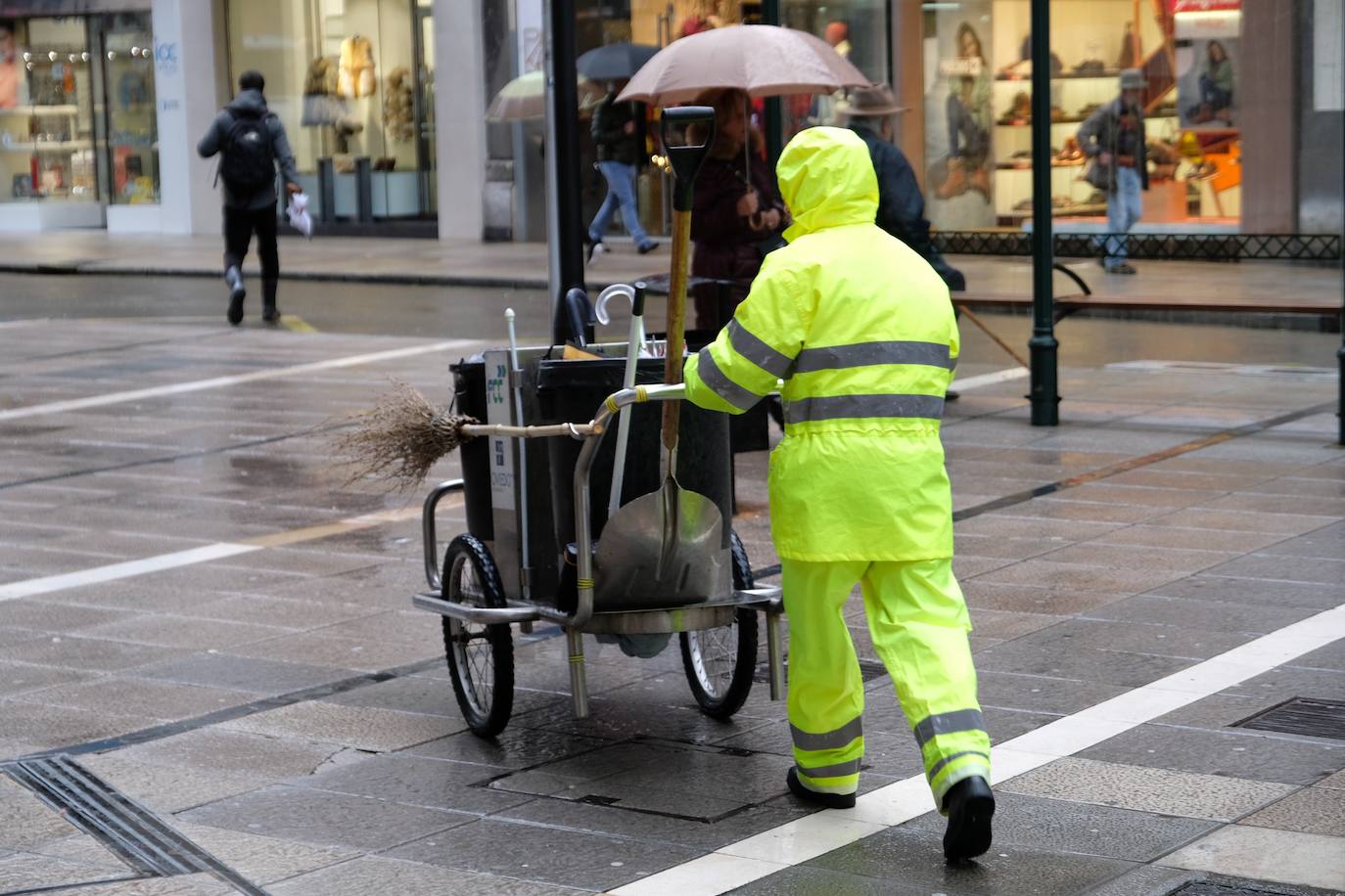 Las lluvias, el frío y el viento son los protagonistas de la jornada en Oviedo y en Gijón, donde además, se puede observar un fuerte oleaje 