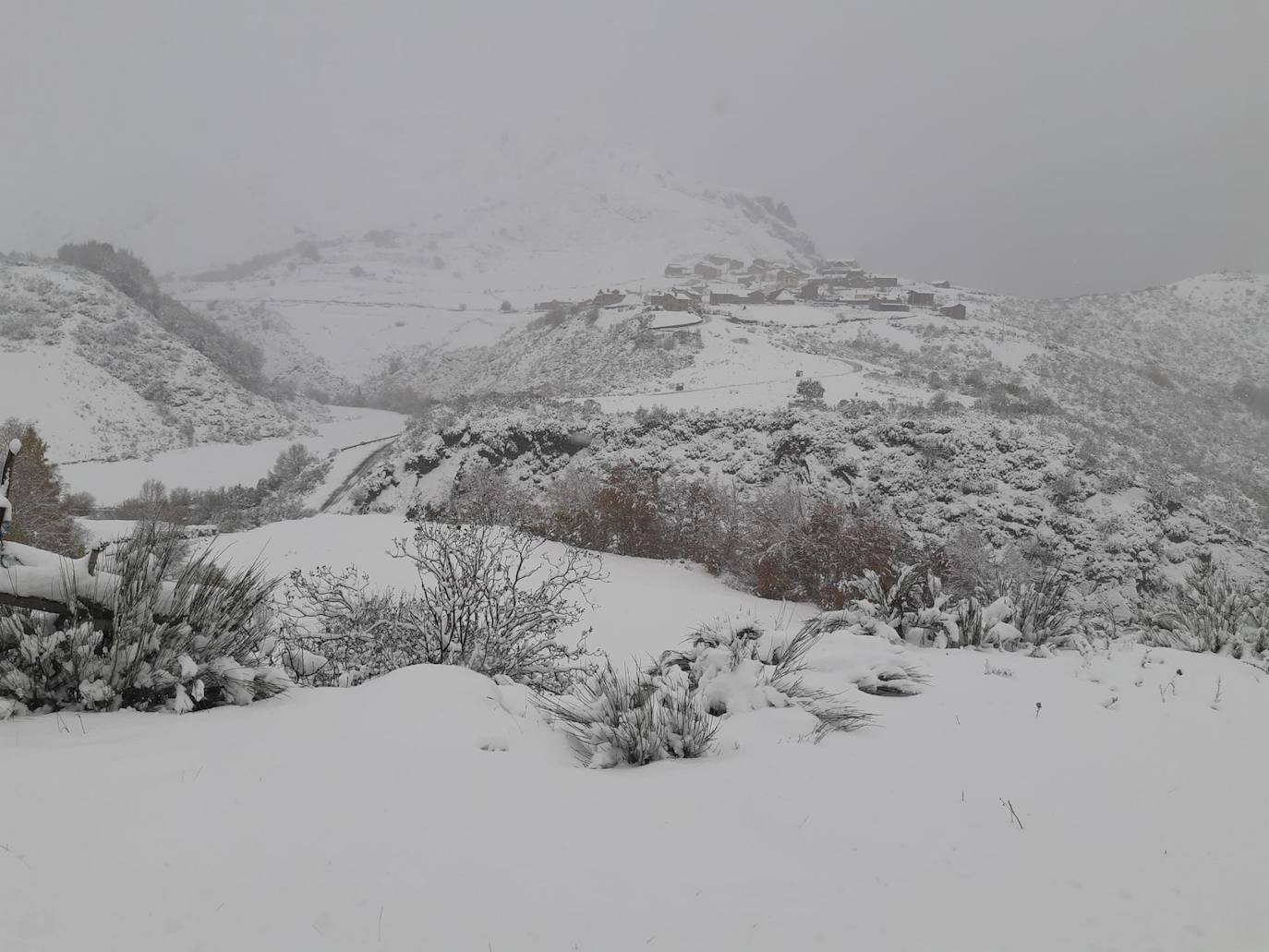 La nieve se asoma tímida en el Occidente asturiano