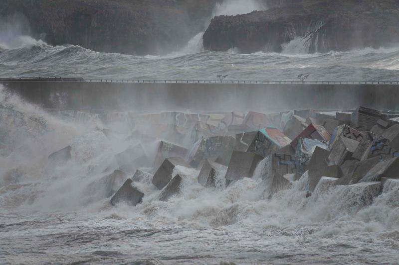 Olas de casi ocho metros en algunas zonas, alerta naranja por fuentes vientes y oleaje y Protección Civil recomendando alejarse de las zonas costeras. Aún así, algunas personas desafiaron el temporal para tomarse una foto en el puerto de Llanes, junto a los cubos de la Memoria de Ibarrola.