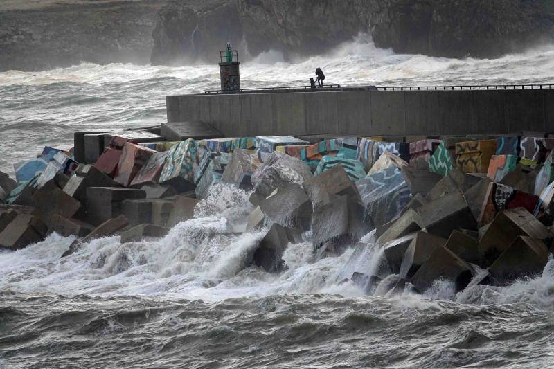 Olas de casi ocho metros en algunas zonas, alerta naranja por fuentes vientes y oleaje y Protección Civil recomendando alejarse de las zonas costeras. Aún así, algunas personas desafiaron el temporal para tomarse una foto en el puerto de Llanes, junto a los cubos de la Memoria de Ibarrola.