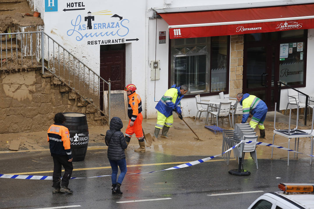 Los operarios han tenido que dedicarse a fondo tras el argayu de Tazones que ha obligado a desalojar dos establecimientos hosteleros y una vivienda y amenaza a otros edificios. 