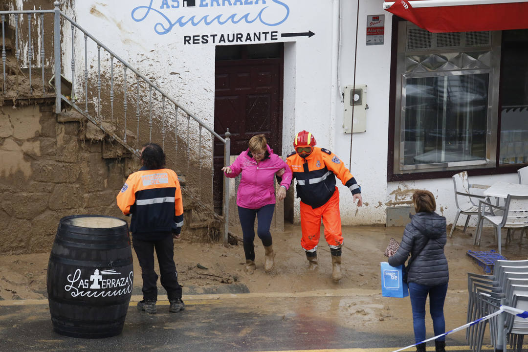 Los operarios han tenido que dedicarse a fondo tras el argayu de Tazones que ha obligado a desalojar dos establecimientos hosteleros y una vivienda y amenaza a otros edificios. 