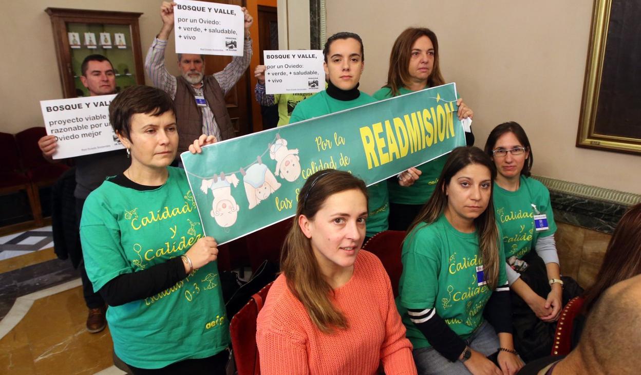 Una grupo de las trabajadoras despedidas de las escuelas protesta en el último Pleno. 