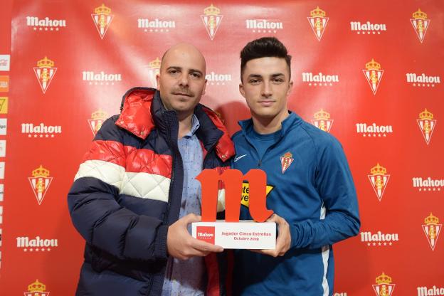 Manu recibió ayer de manos del hostelero Rubén Barrero Méndez el trofeo Mahou al 'Jugador Cinco Estrellas' de octubre.