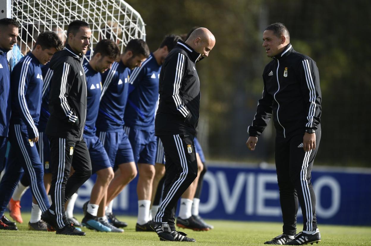 El preparador físico, Alberto Martínez, junto al técnico Javi Rozada y su segundo, Javi Benavides, durante la sesión de ayer en El Requexón .