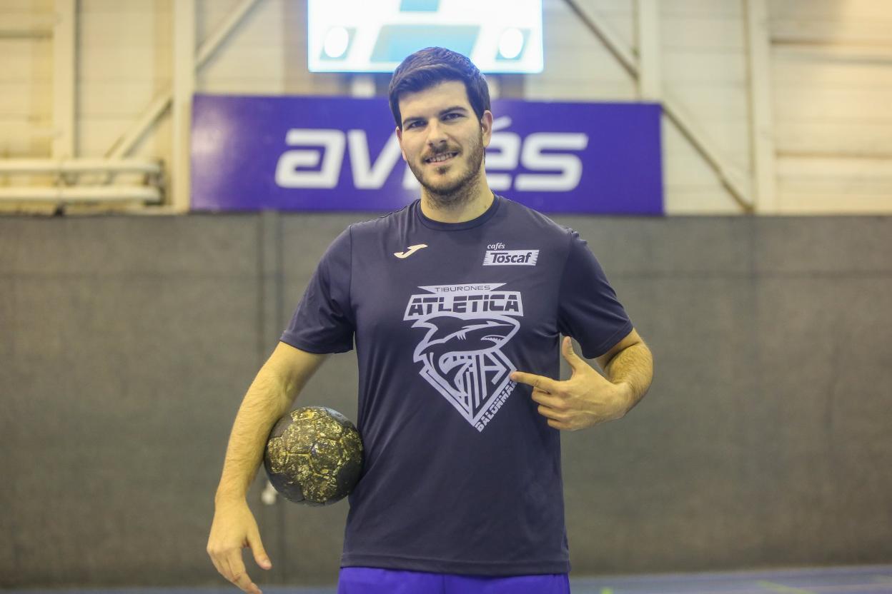 Víctor Tejerina señala el escudo de la Atlética Avilesina antes del derbi frente al Oviedo . 