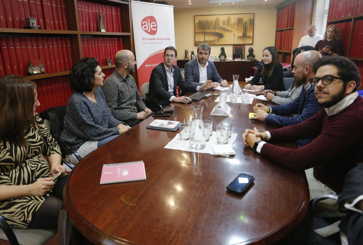 Por la derecha, Ignacio Calviño y Goyo Ezama, en EL COMERCIO. 