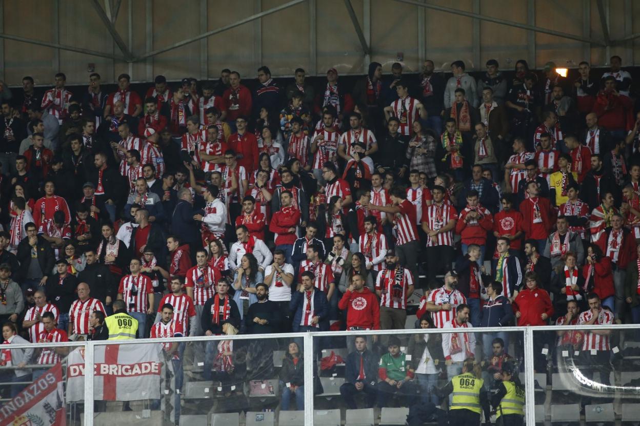 Afición del Sporting en el último derbi en el Tartiere. 