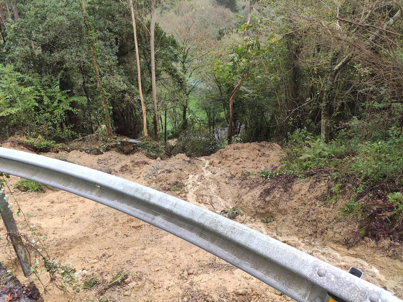 Un argayo de grandes dimensiones ha cortado el acceso a playa España, en Villaviciosa.