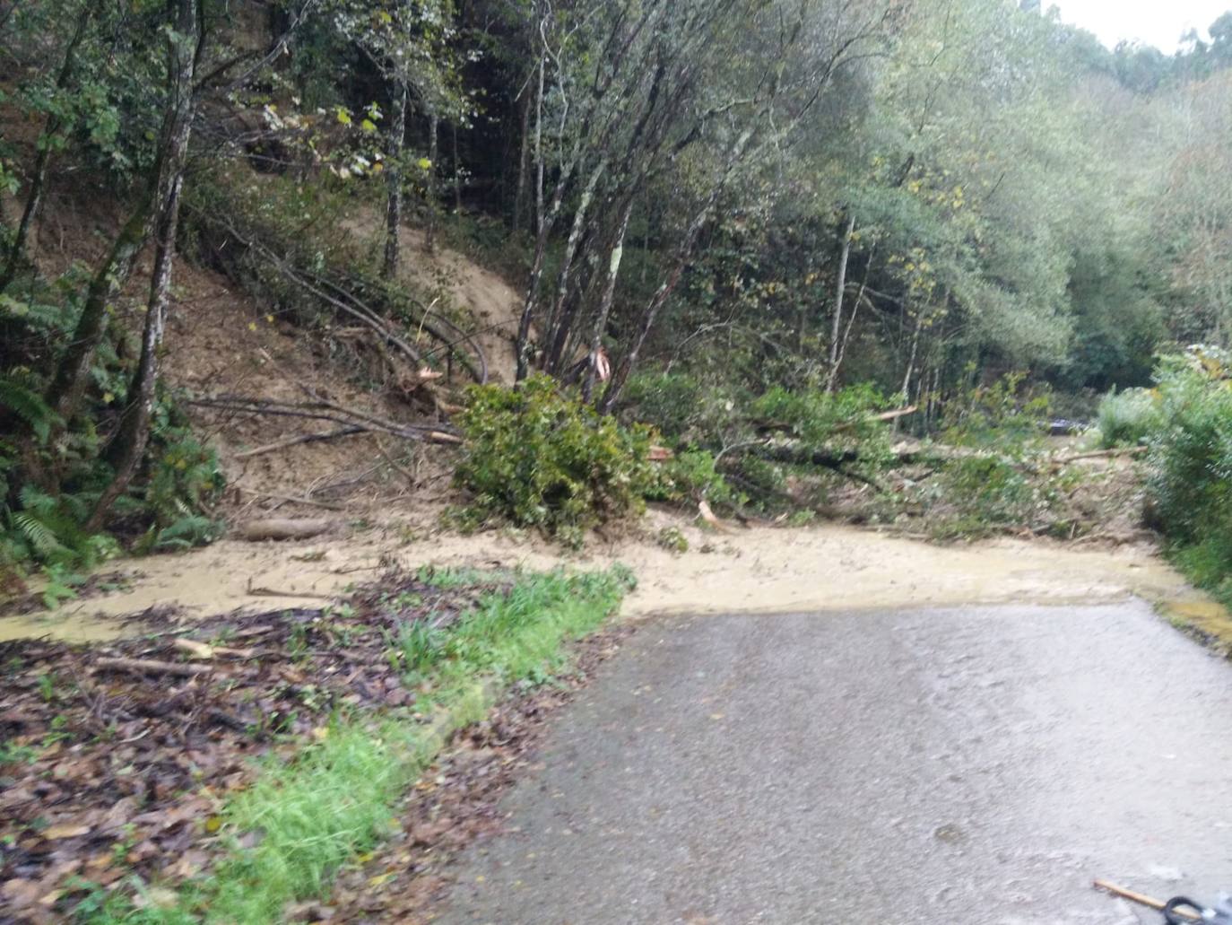 Un argayo de grandes dimensiones ha cortado el acceso a playa España, en Villaviciosa.