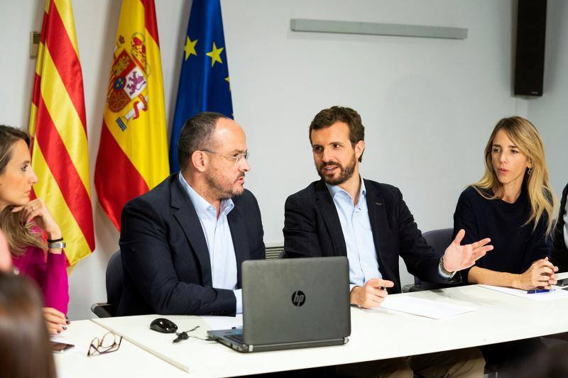 El candidato del PP, Pablo Casado, reunido con la dirección de su partido en Cataluña.