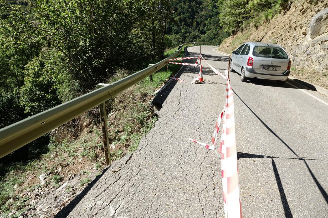 Argayu que afecta a la AS-264 desde el pasado invierno. 