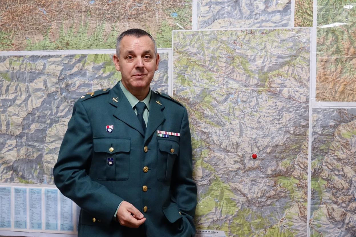 El subteniente José Luis Sánchez Nodar, ante numerosos mapas de los Picos de Europa. 