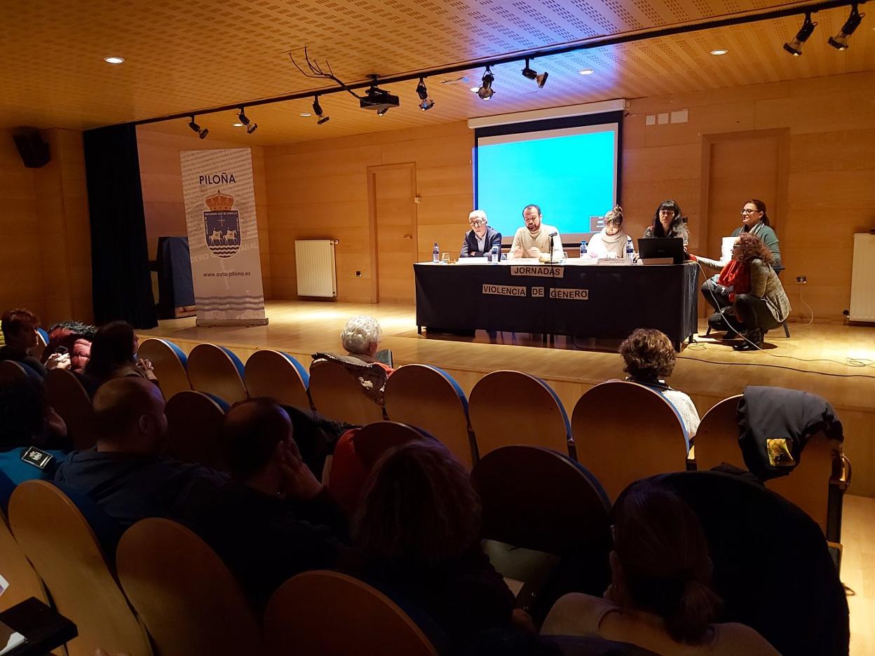 Ponencia sobre violencia de género celebrada ayer en Infiesto. 