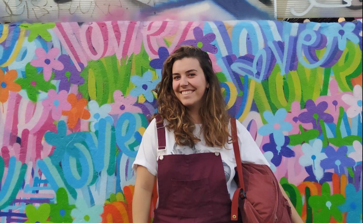 Andrea Holland, frente a un mural en Dalston, «una zona del Este de Londres llena de música, arte, gente joven y mucha vida». 