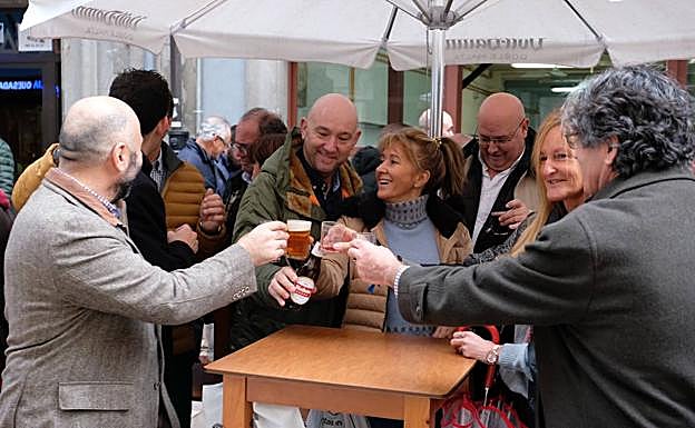 Paloma Gázquez ha compartido el aperitivo con un grupo de amigos.