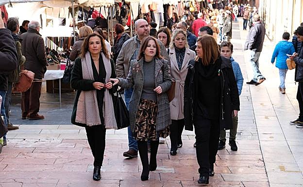 Adriana Lastra, de paseo por Oviedo.