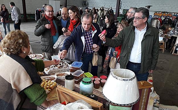 Ignacio Prendes y Nicanor García en el certamen de la Castaña Valduna, en Las Regueras.