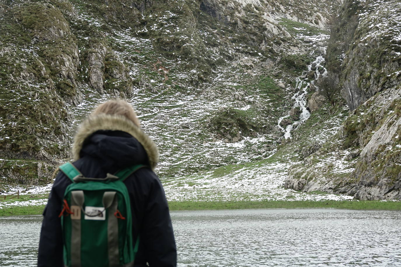 El viento del sur y la intensa lluvia provocaron la desaparición de nieve en el entorno de los Lagos de Covadonga pero favorece la aparición de otros tesoros como el desconocido tercer lago, 'El Bricial'.