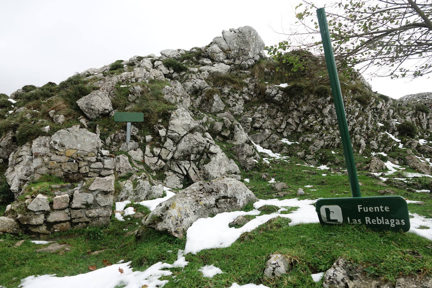 El viento del sur y la intensa lluvia provocaron la desaparición de nieve en el entorno de los Lagos de Covadonga pero favorece la aparición de otros tesoros como el desconocido tercer lago, 'El Bricial'.