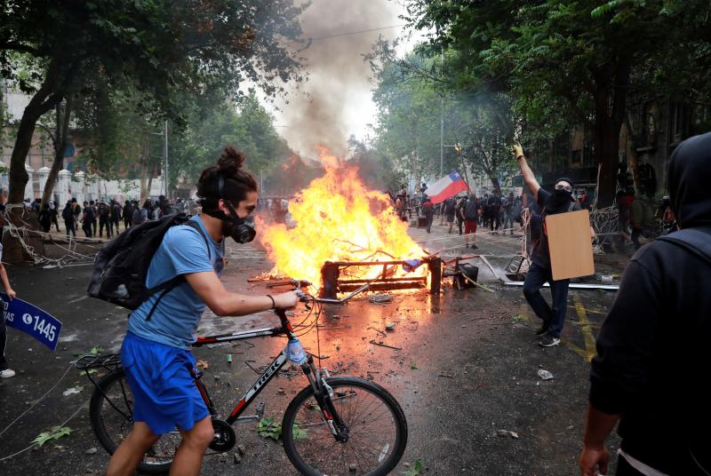 Aumenta la violencia en Chile. Miles de manifestantes volvieron este viernes a las calles para protestar contra las reformas del gobierno de Sebastián Piñera. La jornada dejó varios altercados violentos, además de daños en edificios emblemáticos. Destacan el incendio de un edificio histórico de la Universidad Pedro de Valdivia y el asalto a la parroquia de La Asunción. Bancos e imágenes religiosas fueron utilizados para construir una barricada y prendidos fuego.